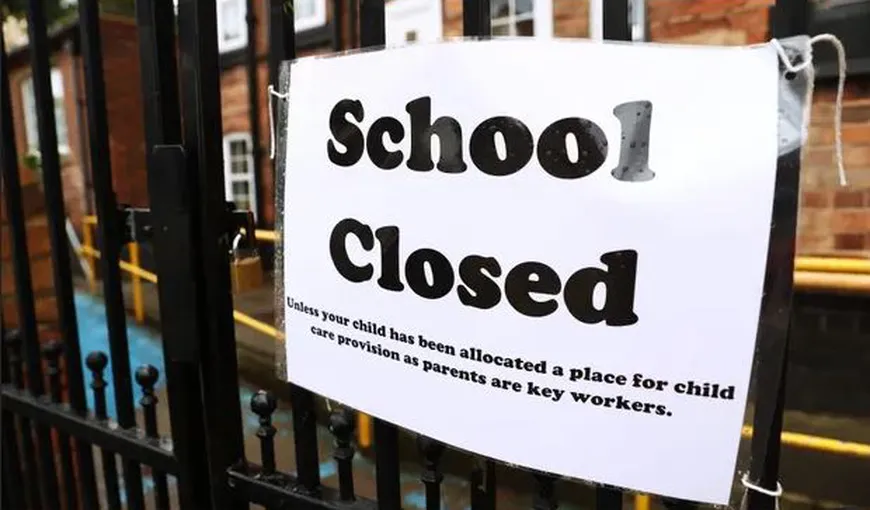 Şcoli închise din cauza noii tulpini de COVID-19 în Marea Britanie. Proteste în urma deciziei