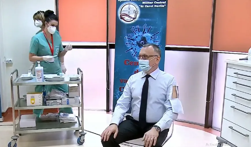 Sorin Cîmpeanu, Ministrul Educaţiei, s-a prezentat la vaccinare cu o cămaşă specială care aduce aminte de matricolele cu arici