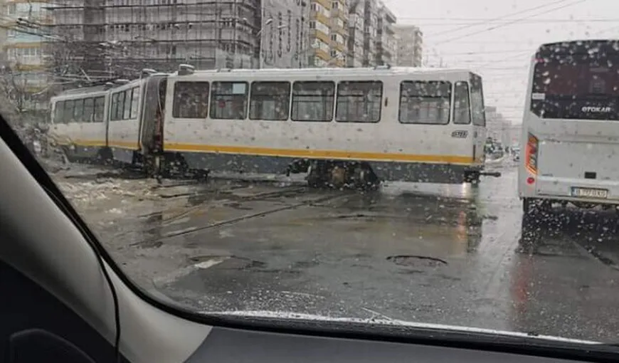 Un tramvai a deraiat în zona Colentina din Bucureşti. Traficul a fost blocat. Explicaţiile STB
