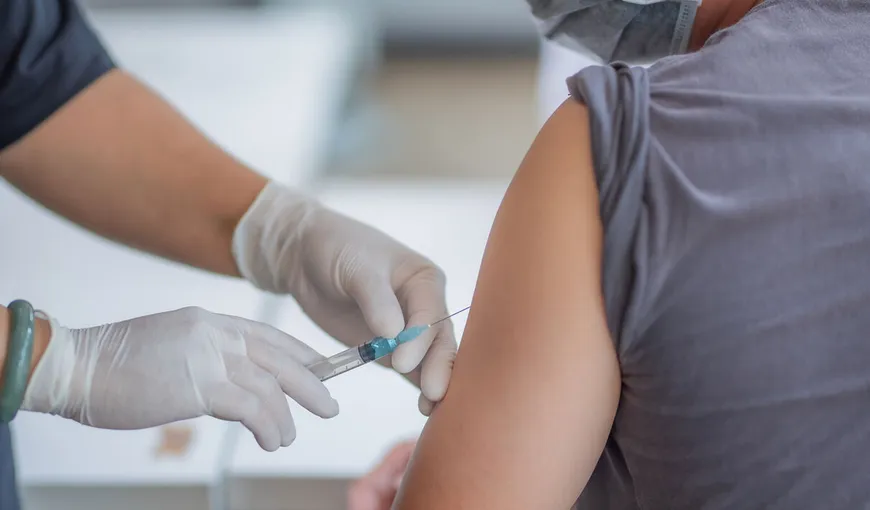Valeriu Gheorghiţă spune că unii români ar putea fi vaccinaţi mai devreme de data la care au fost programaţi. „Doar nu o să aruncăm dozele”