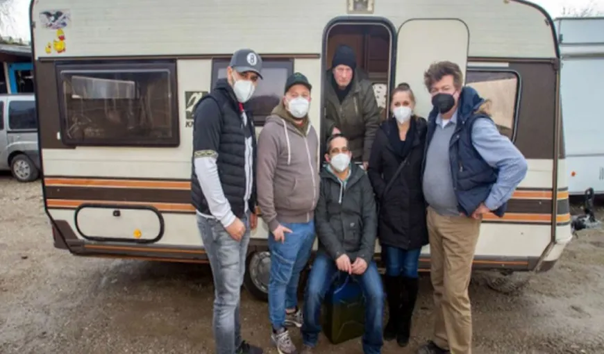 O româncă a salvat un pensionar care trăia în maşină şi îngheţa, la Munchen: Dragostea lui Dumnezeu i-a trimis!