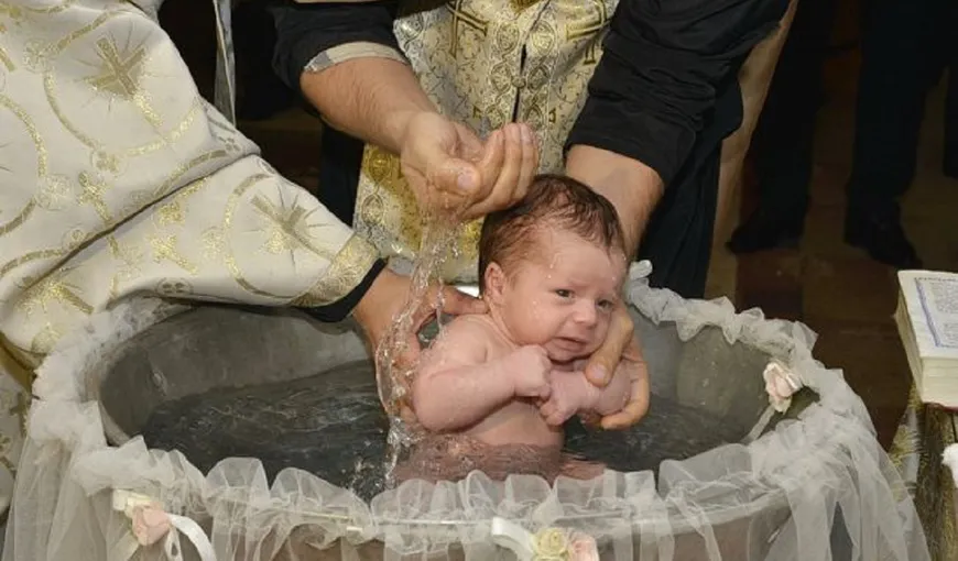Campanie pentru modificarea ritualului de scufundare a bebeluşului în cristelniţă. Mii de oameni au semnat-o în doar câteva ore