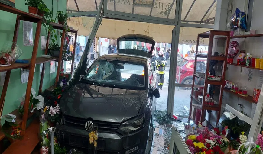 Imaginea zilei vine din Alba Iulia. O maşină a intrat într-o florărie şi a luat o femeie pe capotă. Doi copii, cu atac de panică