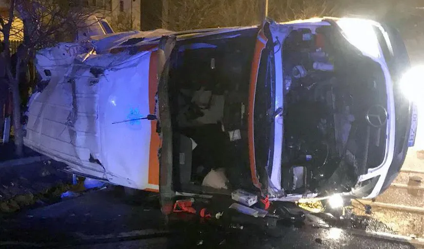 Ambulanţă răsturnată în urma unui accident înfiorător în Vrancea. O pacientă cu COVID-19 a murit