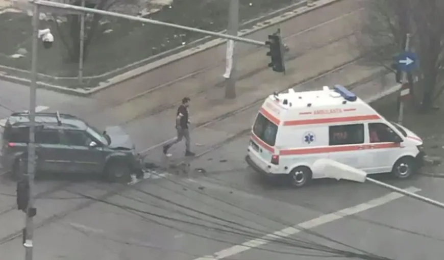 Accident cu ambulanţă în Bucureşti. O asistentă a fost rănită
