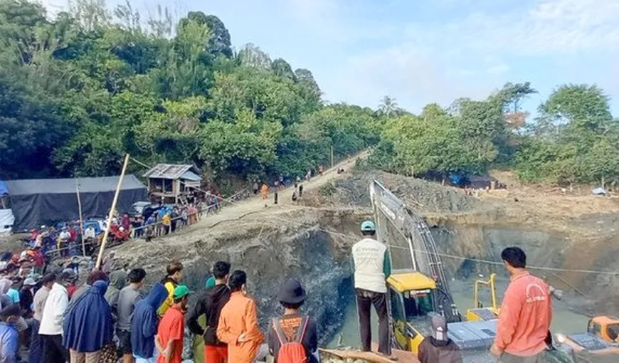 Tragedie minieră, o alunecare de teren a distrus o exploatare ilegală de aur şi a îngropat de vii zeci de muncitori. Sunt cel puţin cinci morţi