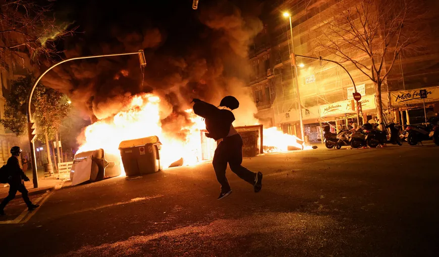 Proteste violente la Barcelona, a şasea noapte consecutivă. Mulţimea a cerut eliberarea rapper-ului arestat pentru insultă la adresa monarhiei VIDEO