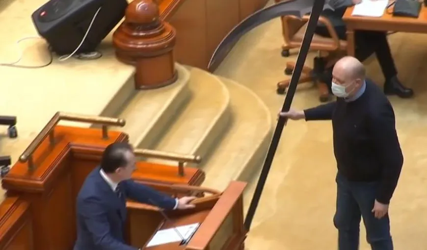 Deputaţii PSD i-au adus lui Florin Cîţu o coasă din carton în Parlament: „Aţi luat coasa în mâini şi v-aţi apucat să seceraţi veniturile românilor”