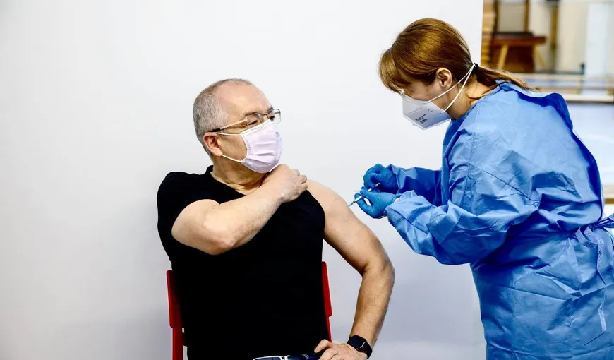 Emil Boc s-a vaccinat cu AstraZeneca: „Nimeni nu este în siguranţă”