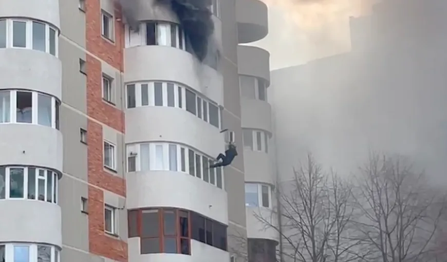 O femeie a căzut de la etajul 6 în încercarea de a scăpa dintr-un incendiu într-un apartament VIDEO