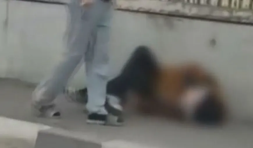 Copil de 13 ani bătut până la leşin de mai mulţi adolescenţi. „Calcă-l pe cap!” VIDEO