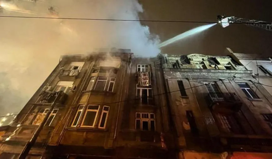 Incendiu puternic în Capitală! A luat foc un bloc de locuinţe | VIDEO