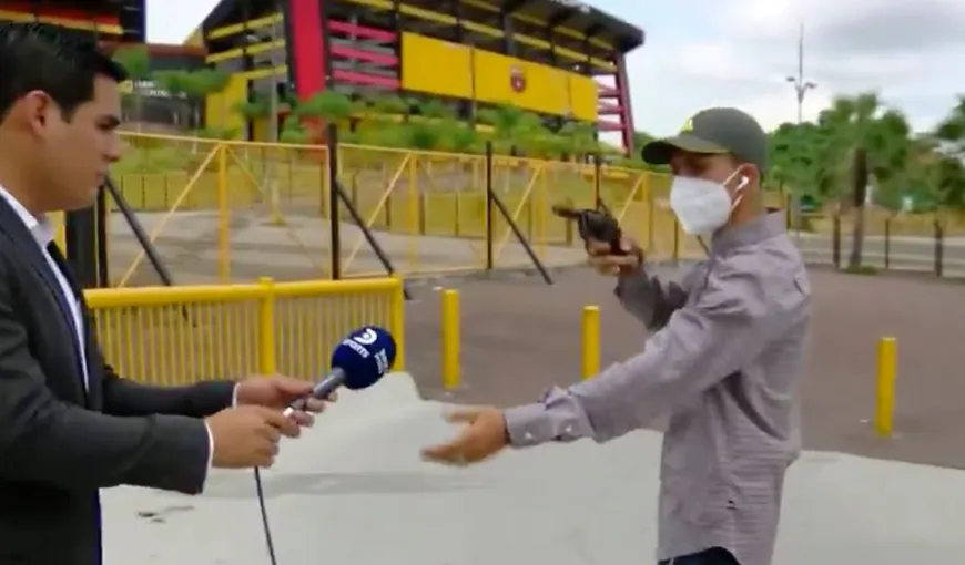 Jurnalist jefuit în direct după ce a fost ameninţat cu un pistol VIDEO