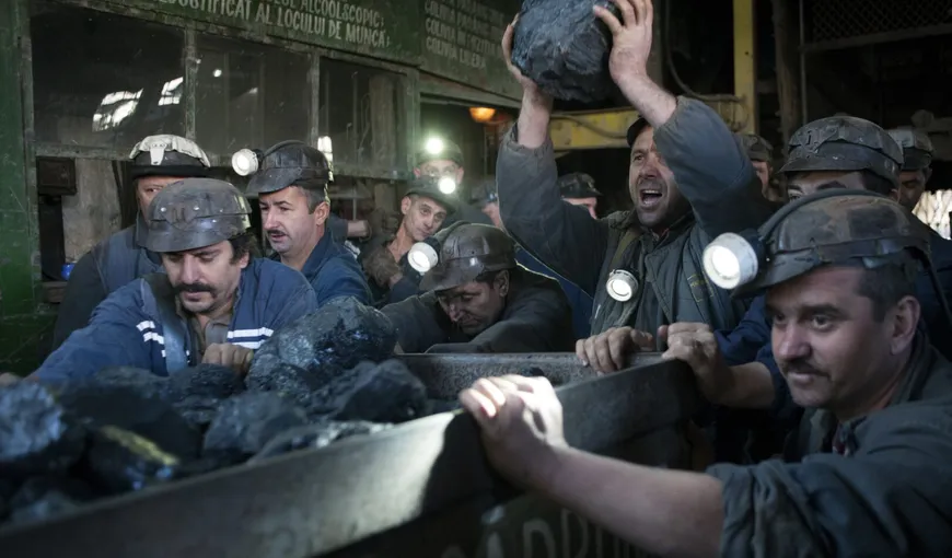 Minerii continuă protestele la Lupeni. Peste 100 de persoane refuză să iasă din subteran, din cauza întârzierilor salariale