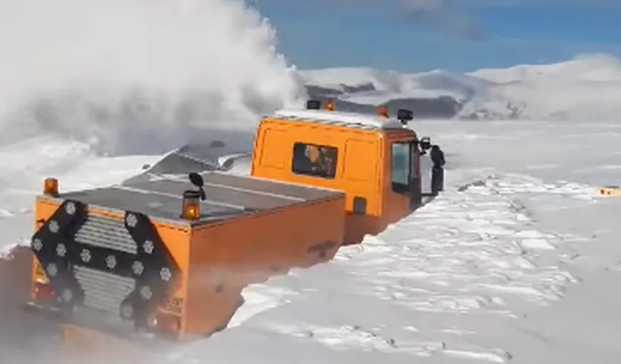 Zăpadă de doi metri la Rânca, maşinile au fost acoperite de nămeţi. Drumarii le-au căutat cu lopeţile VIDEO