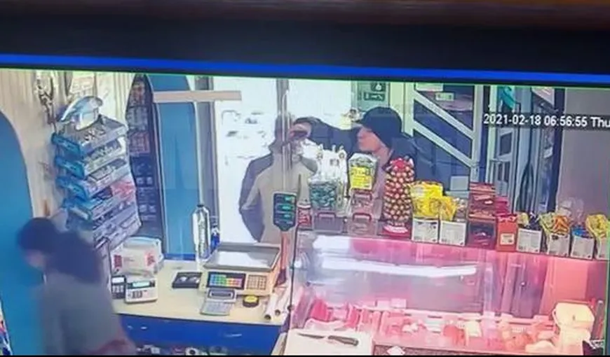 Scene de filme la Suceava! Vânzătoare amenințată cu pistolul pentru niște produse pe care hoțul nu a vrut să le plătească