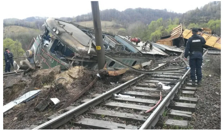 Tren deraiat în Hunedoara. Mecanicul a sărit din locomotivă