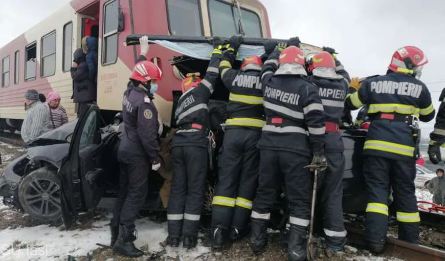 Două persoane au murit după ce maşina în care se aflau a fost lovită de un tren de călători în Iaşi
