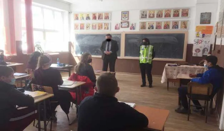 Imaginea zilei vine din Suceava. Mască desenată pe faţa unui profesor, pe o fotografie de campanie trimisă de IPJ! Poza a făcut senzaţie pe internet!
