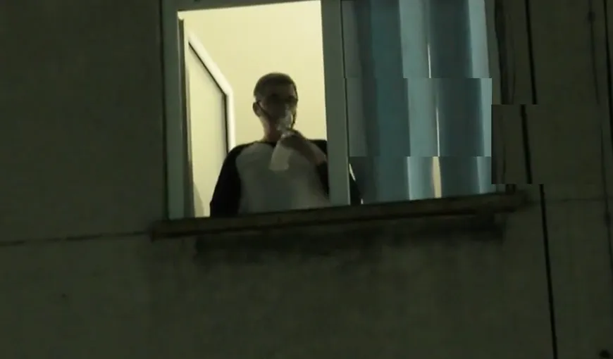 Imaginile zilei vin de la Braşov. Un pacient cu mască de oxigen internat cu COVID priveşte de la geamul spitalului  protestele anti-restricţii!