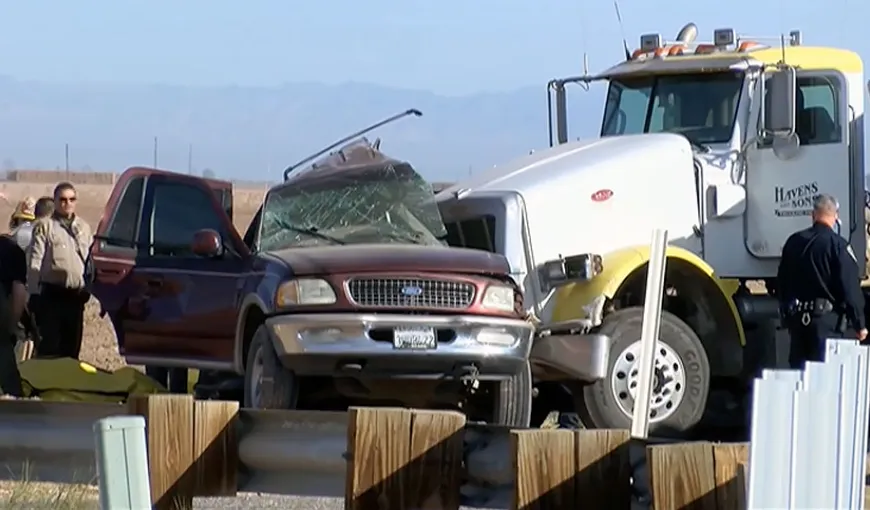 Accident cu 15 morţi în California. Un SUV supraîncărcat cu pasageri s-a ciocnit cu un camion cu pietriş, impactul a fost devastator