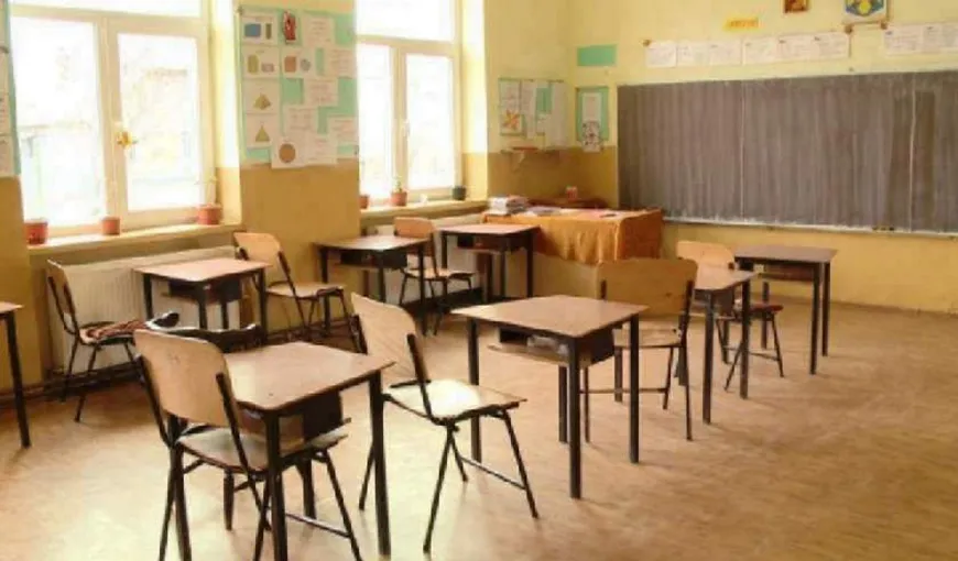 Zeci de mii de elevi riscă să repete anul şcolar din cauza pandemiei