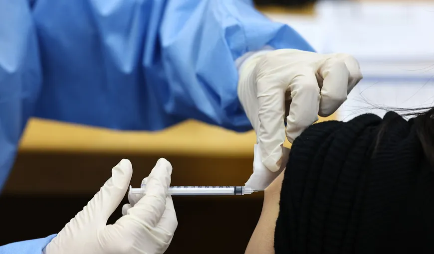 Risc de tromboză rară după vaccinarea cu AstraZeneca anunţă Agenţia franceză a medicamentului