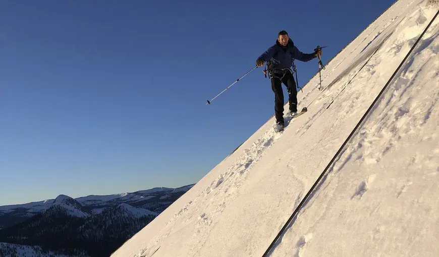 Au sfidat moartea. Coborâre incredibilă pe schiuri, 1,5 km în cinci ore, pe cel mai periculos vârf din SUA VIDEO