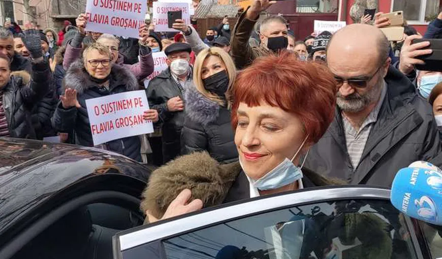 Flavia Groșan, pupată de un susţinător după audierea la Colegiul Medicilor Bihor. „Lăsaţi-mă să o pup!” VIDEO