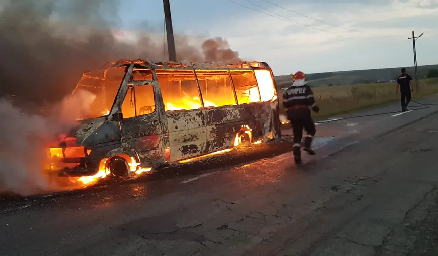 Un microbuz cu pasageri a luat foc în mers. Panică pe DN1