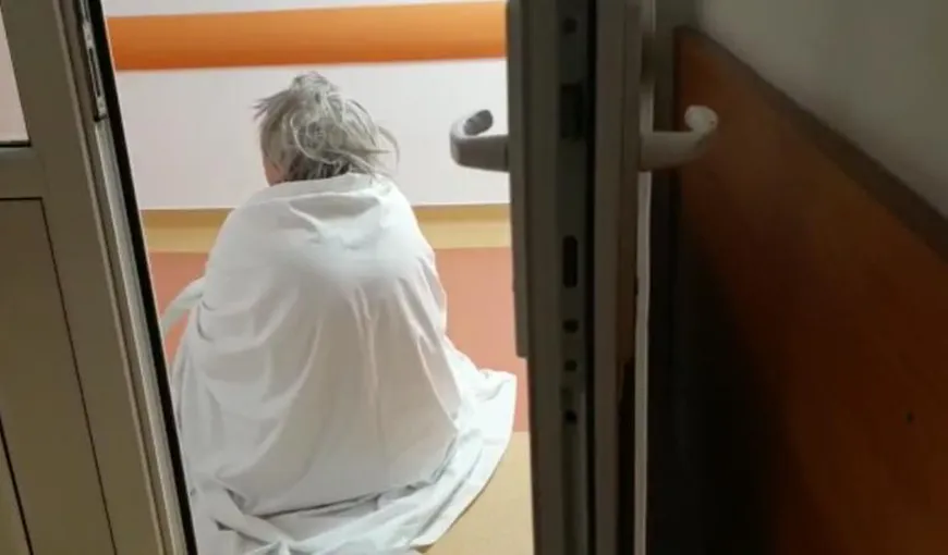 Imagini şocante într-un spital din Constanţa. Pacienţi COVID stau pe jos, pe holuri, înveliți cu cearșafuri VIDEO