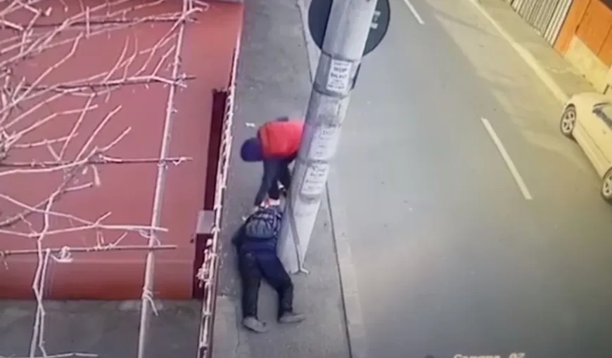 Bărbat prăbuşit incoştient pe trotuar, jefuit de în Bucureşti. Incidentul revoltător a fost filmat VIDEO
