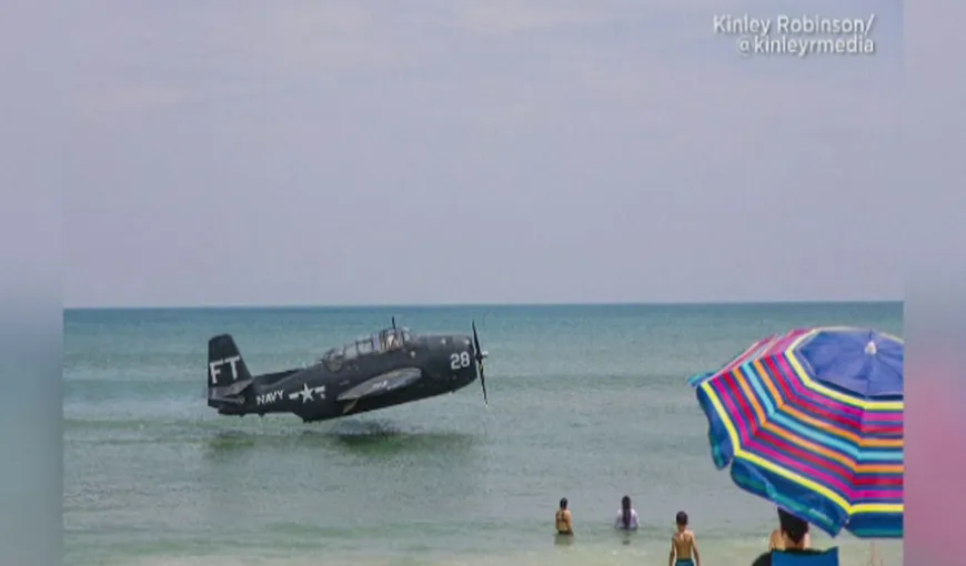 Avion din cel de-Al Doilea Război Mondial, aterizare de urgenţă pe o plajă plină de turişti. Imaginile au ajuns virale în toată lumea