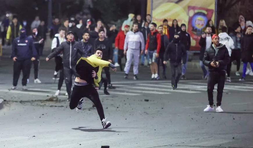 Proteste în România. Peste 20 de persoane audiate sâmbătă pentru violenţele de luni noaptea. Mascaţii au descins la liderii galeriilor