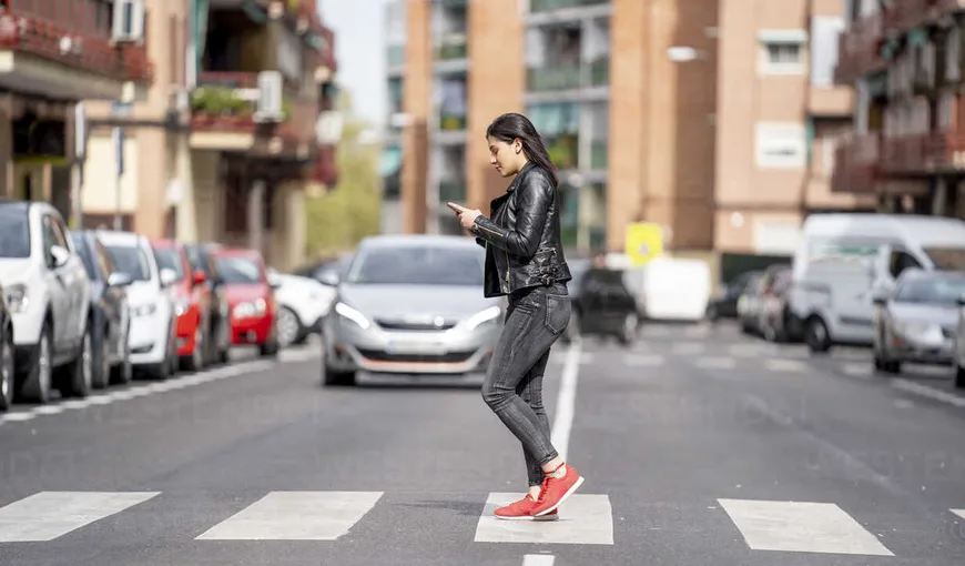 Amenzi pentru pietonii care folosesc telefonul în timp ce traversează strada