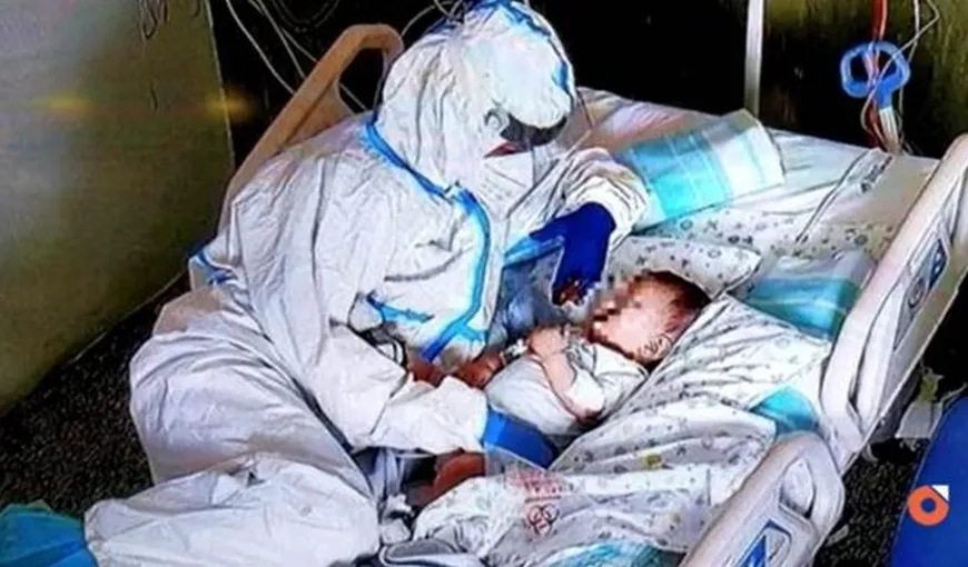 Imaginea care a emoționat internetul! O asistentă și-a riscat viața pentru a consola un bebeluș infectat cu COVID
