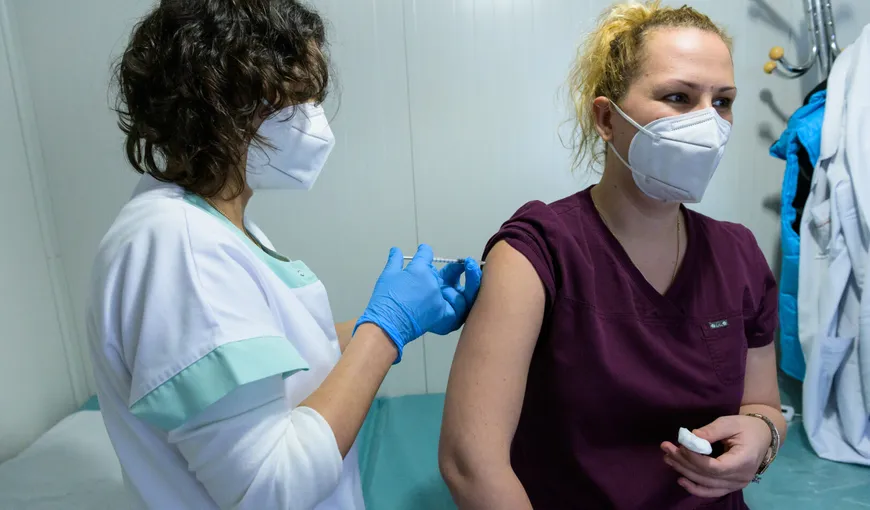 Tot mai mulţi români renunţă la vaccinarea cu AstraZeneca. Cei vaccinaţi pot face rapel cu alt ser? Ce spun autorităţile