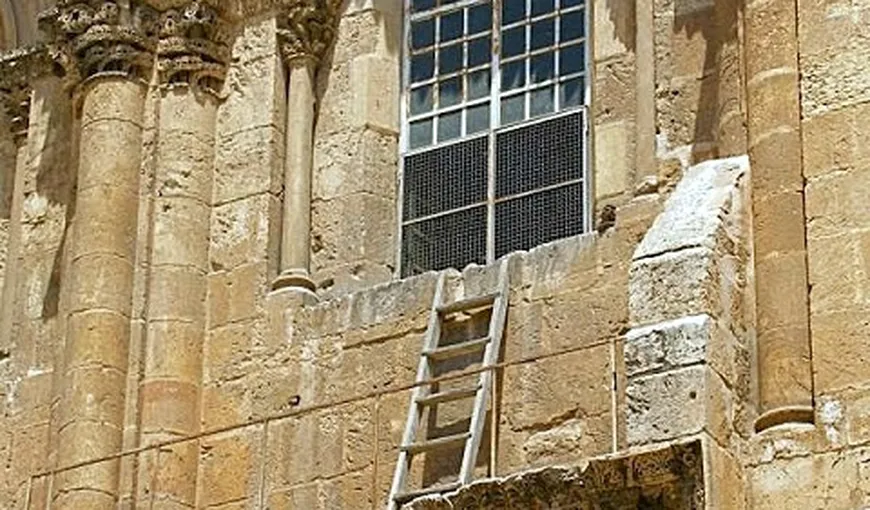 Scara nemişcată. Povestea scării de pe zidul Bisericii Sfântului Mormânt, ţinută în acelaşi loc de trei secole
