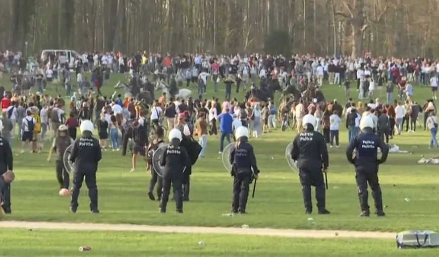 Păcăleală de 1 aprilie în Belgia. 2.000 de oameni s-au confruntat cu poliţişti, după ce s-au adunat la un concert anunţat în glumă pe Internet