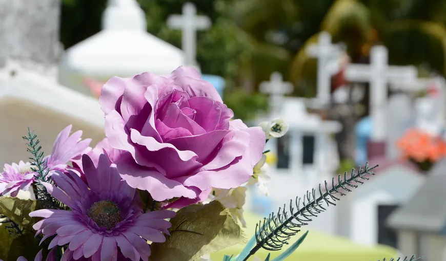 Noi reguli în cimitire. Coroanele din plastic sau cu sârmă vor fi interzise