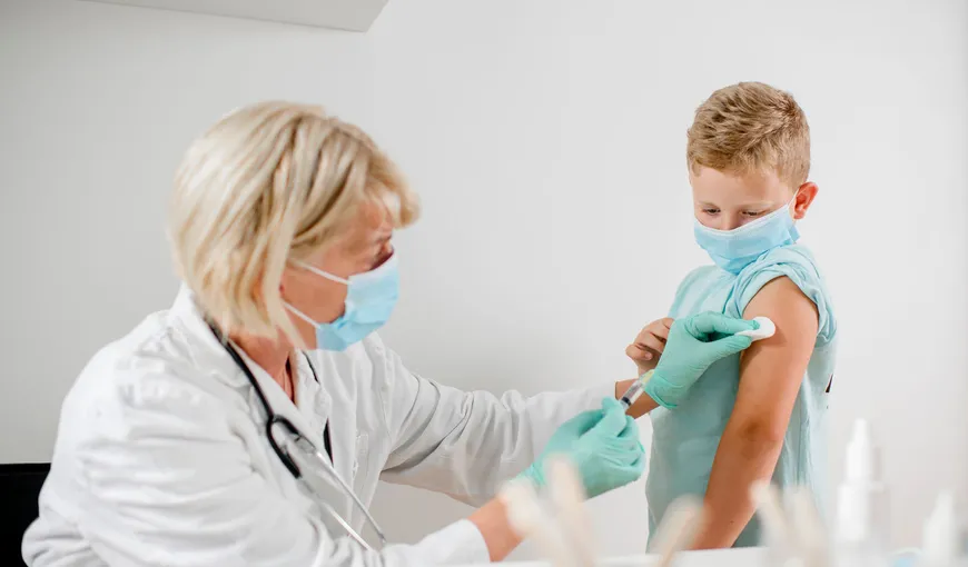 Universitatea Oxford anunţă suspendarea testării pe copii a vaccinului AstraZeneca