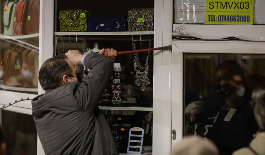 VIDEO Directorul Metrorex sparge cu ranga uşa unui chioşc la metrou. Drulă: Un cartel se destructurează cu ranga
