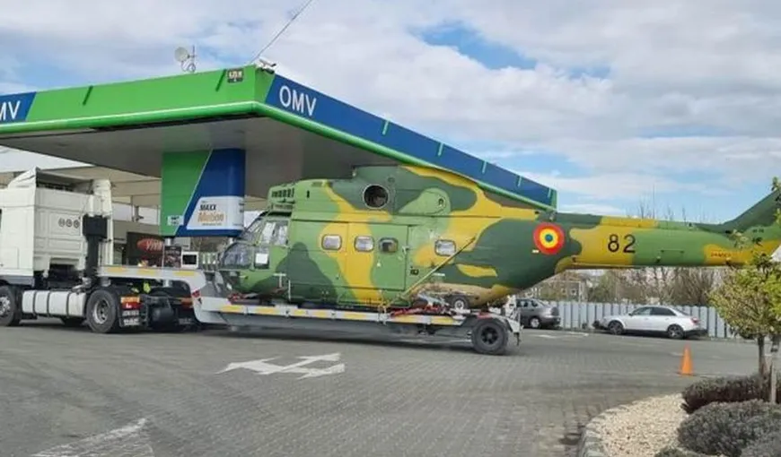 Imaginea zilei vine de la Focşani. Un elicopter al Armatei Române, surprins într-o benzinărie: „Îl duce la programul rabla”
