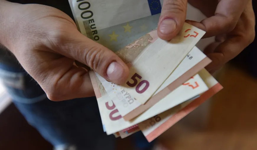 Un bărbat din Iaşi a comandat de pe Internet bancnote euro false şi a încercat să le vândă la o casă de schimb