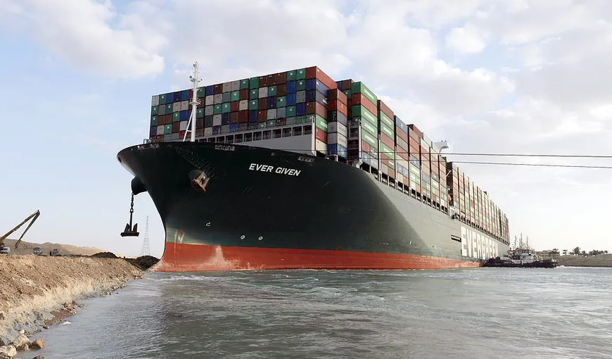 Nava Ever Given se află încă în Canalul Suez, la trei săptămâni după ce a fost deblocată. Se are în vedere descărcarea celor 18.000 de containere