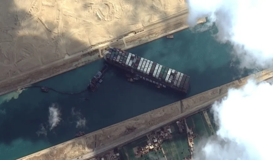 Şeful Autorităţii Canalului Suez estimează la un miliard de dolari pierderile provocate de blocarea navei Ever Given