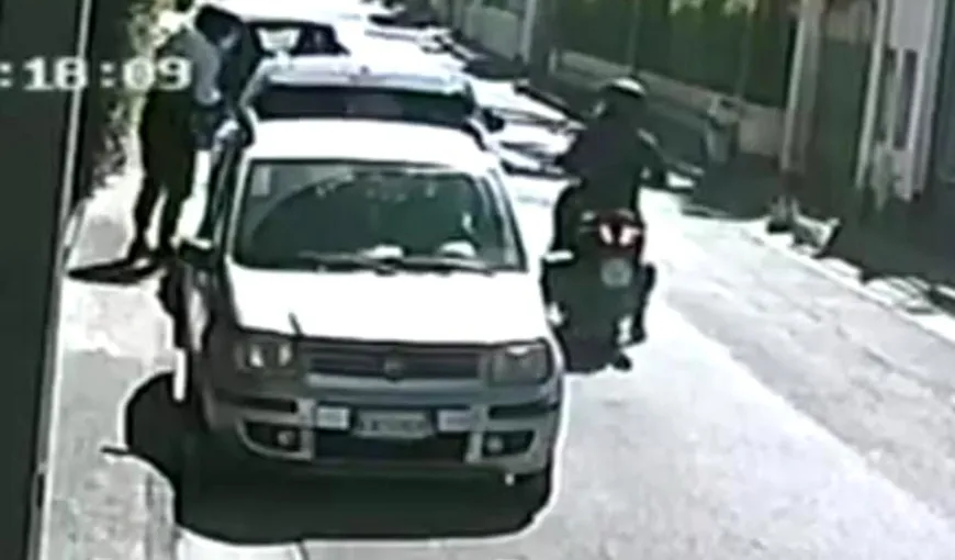Doi hoţi au furat o maşină de peste 40.000 de euro în 30 de secunde VIDEO