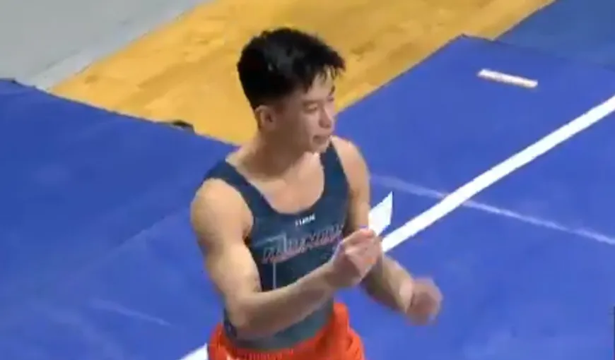 Gestul viral al unui gimnast american. Şi-a scos certificatul de vaccinare după o săritură perfectă