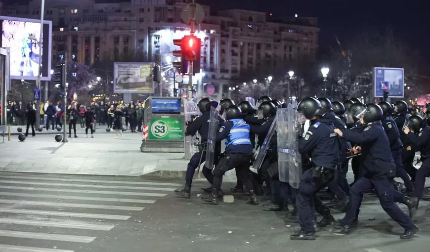 Arest preventiv pentru 14 protestatari după violenţele de luni noaptea