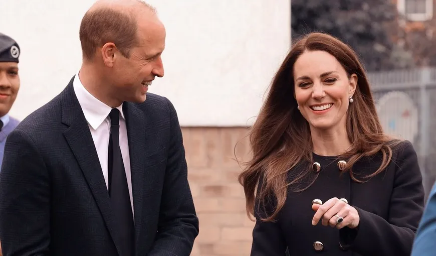 Kate Middleton a împrumutat cerceii Reginei Elisabeta a II-a în ultima sa vizită oficială. Imagini cu Ducesa în simulator VIDEO